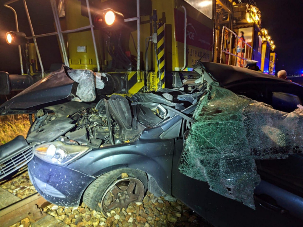 Zderzenie osobówki z pociągiem