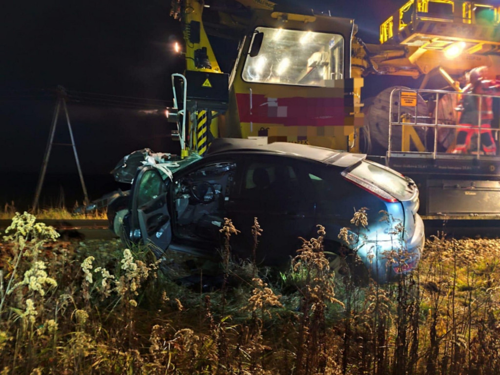 Zderzenie osobówki z pociągiem