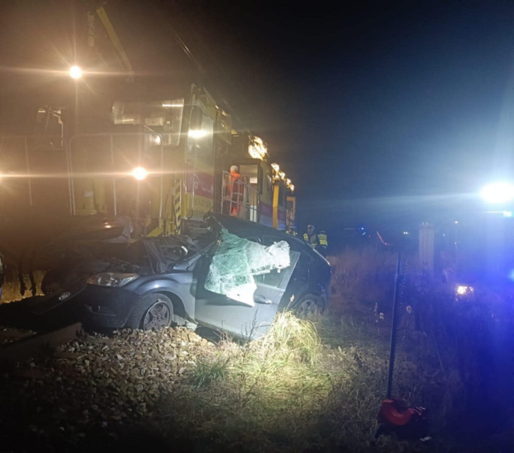 Zderzenie osobówki z pociągiem