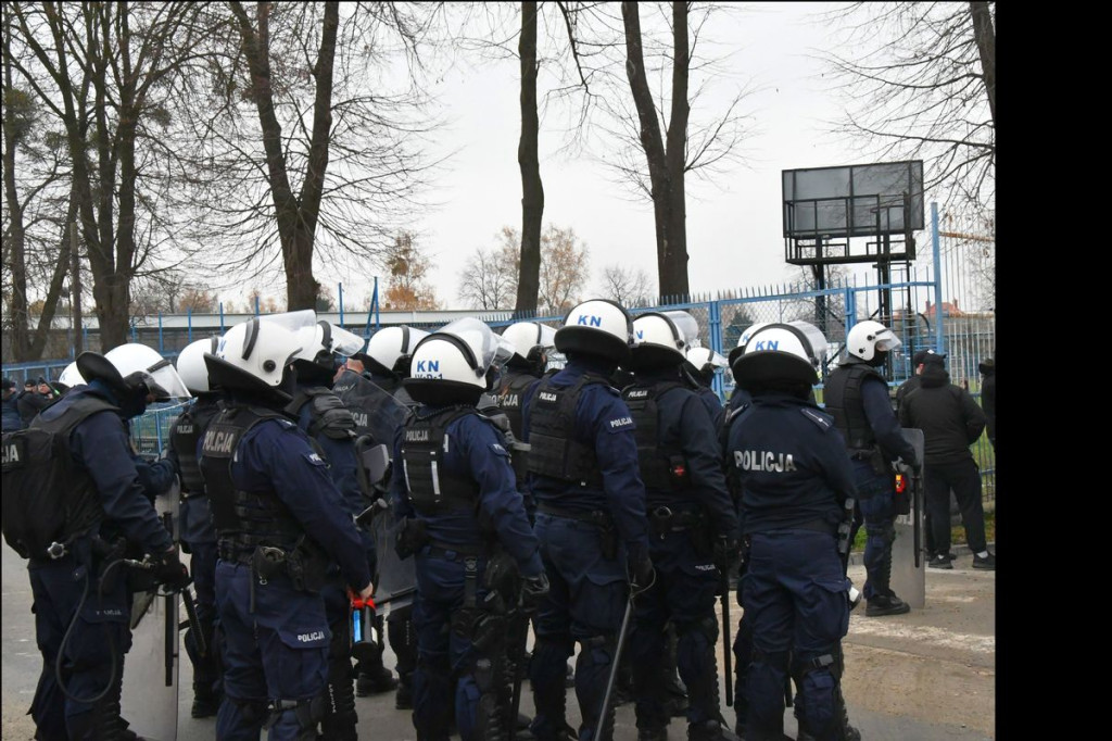 Policja na meczu Stal Gorzyce - Czarni Jasło