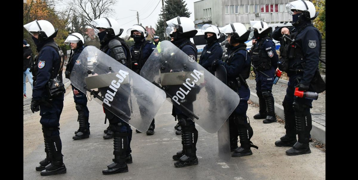Policja na meczu Stal Gorzyce - Czarni Jasło