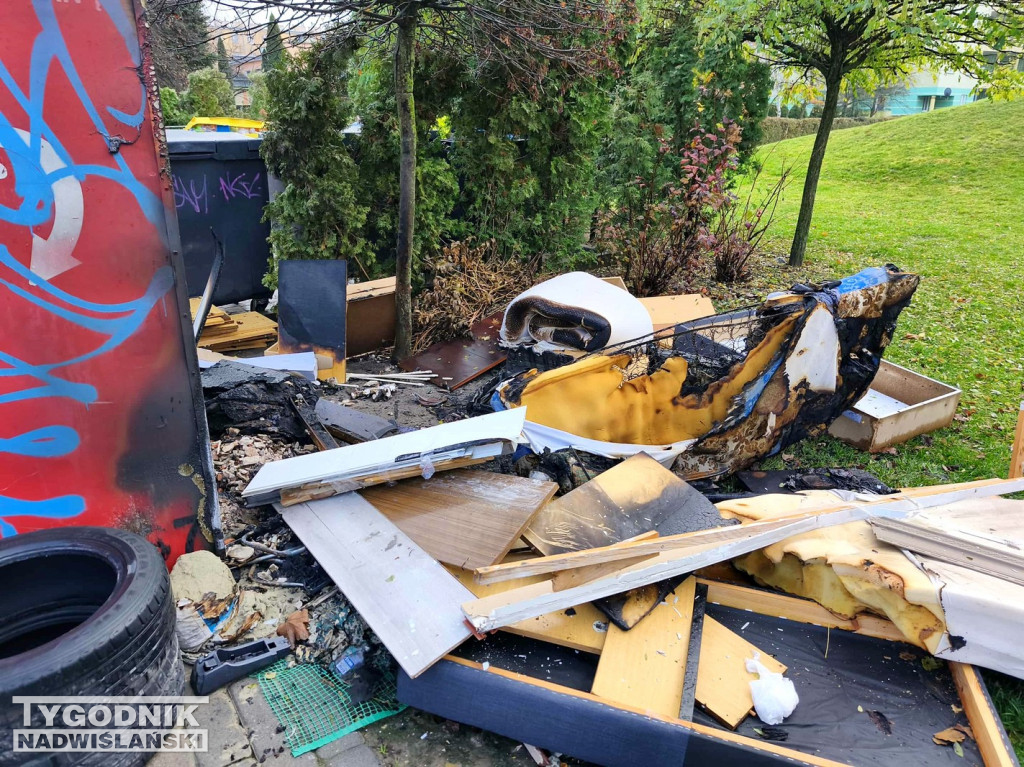 Spalony kontener na odzież w Tarnobrzegu