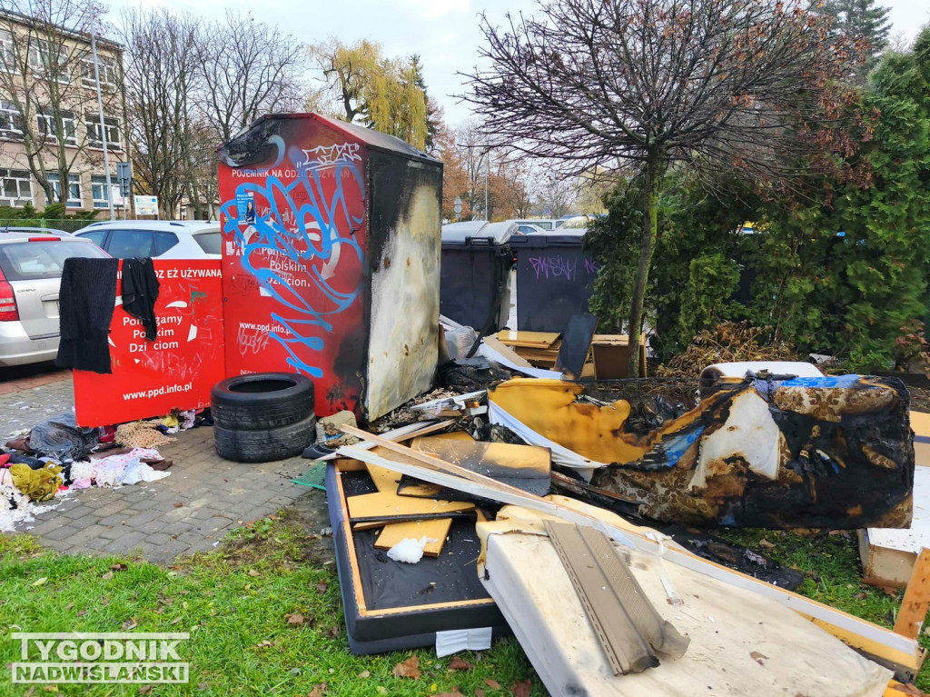 Spalony kontener na odzież w Tarnobrzegu