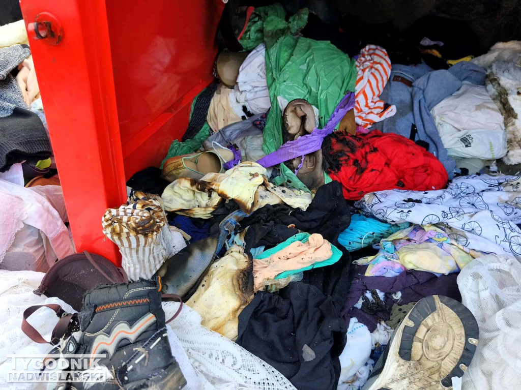 Spalony kontener na odzież w Tarnobrzegu