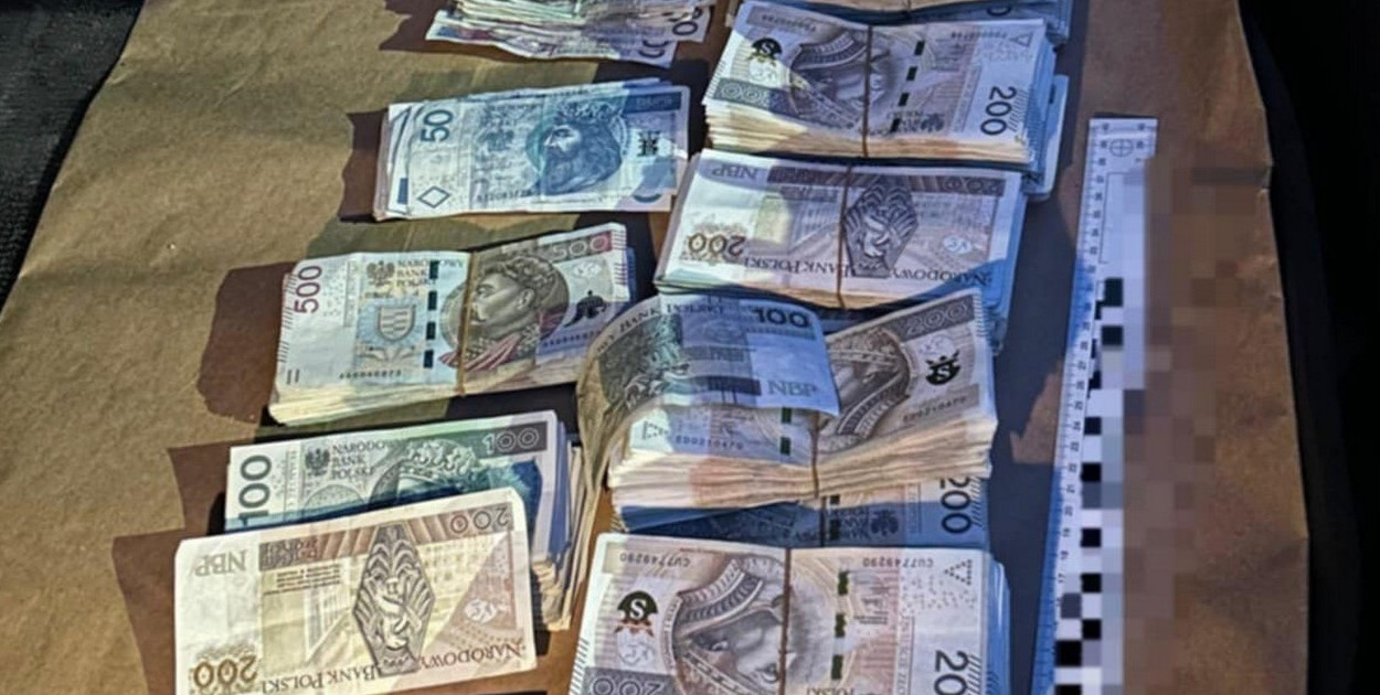 Zatrzymano samochód pełen pieniędzy