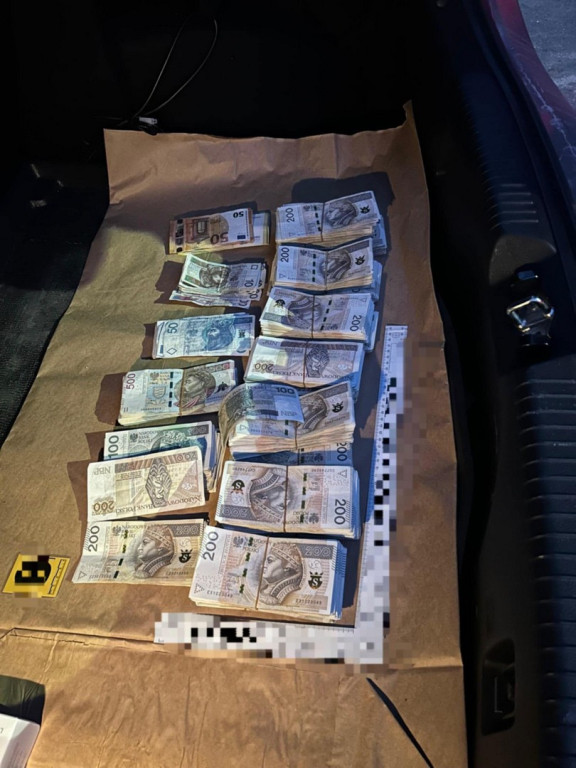 Zatrzymano samochód pełen pieniędzy