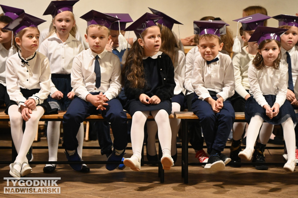 Pasowanie klas pierwszych w SP nr 10 w Tarnobrzegu