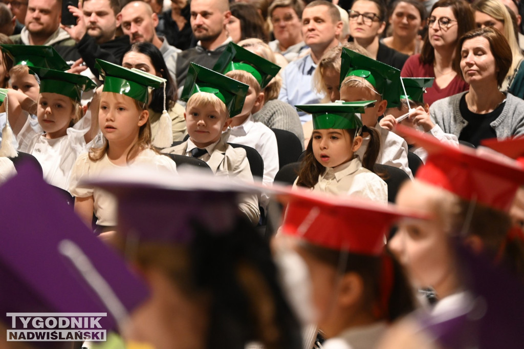 Pasowanie klas pierwszych w SP nr 10 w Tarnobrzegu
