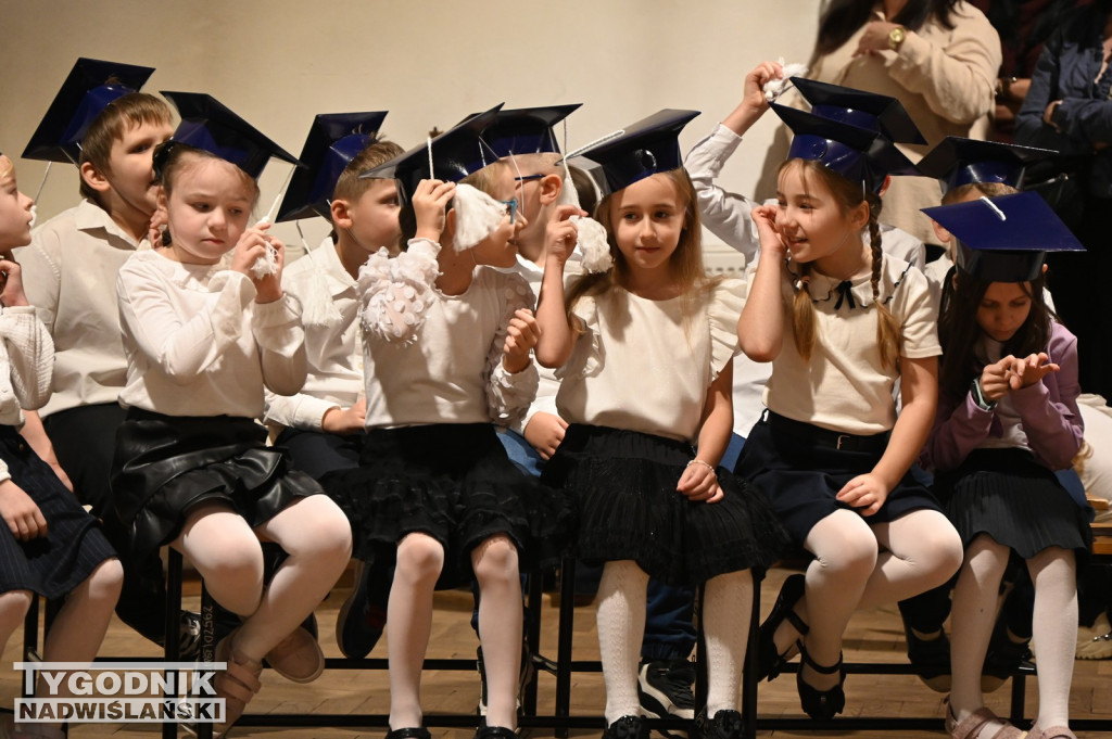 Pasowanie klas pierwszych w SP nr 10 w Tarnobrzegu