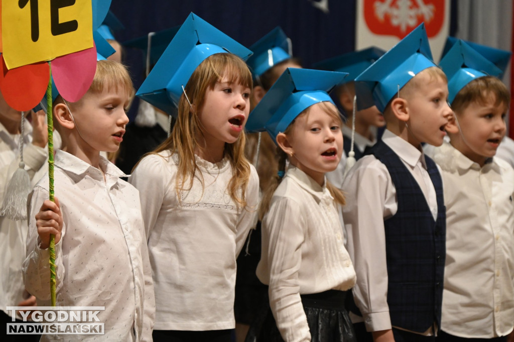Pasowanie klas pierwszych w SP nr 10 w Tarnobrzegu