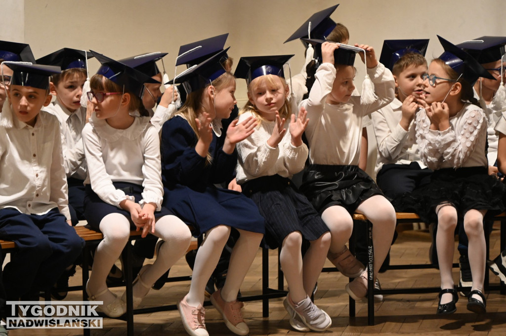 Pasowanie klas pierwszych w SP nr 10 w Tarnobrzegu