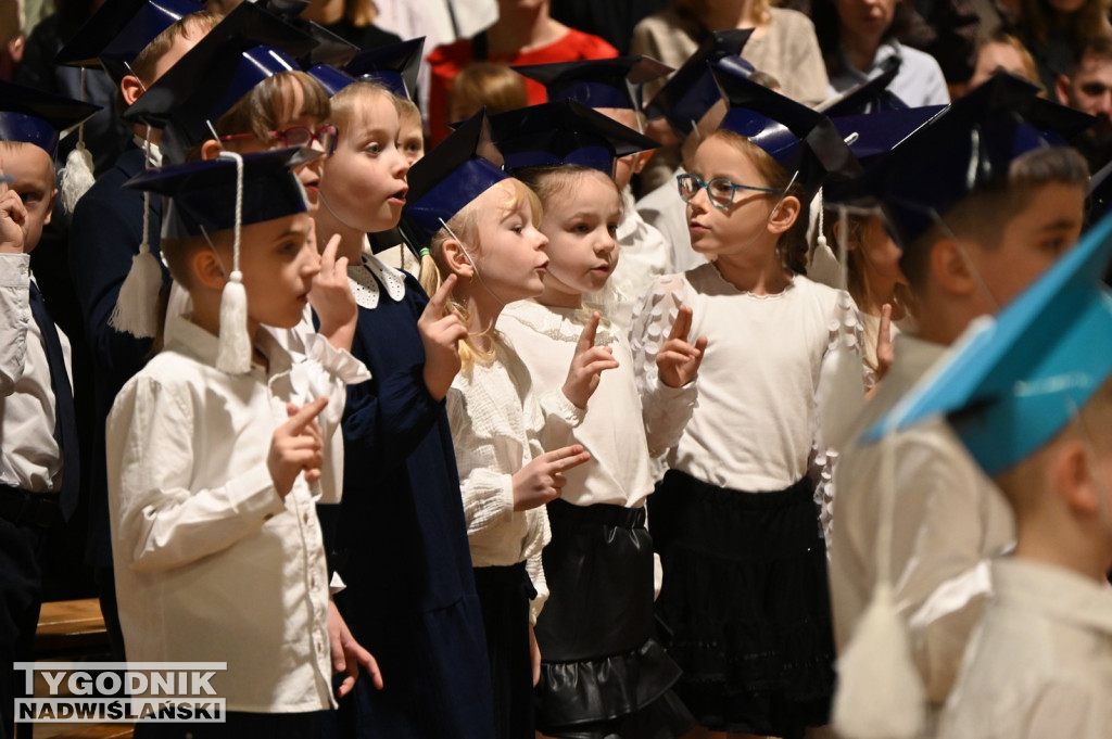 Pasowanie klas pierwszych w SP nr 10 w Tarnobrzegu