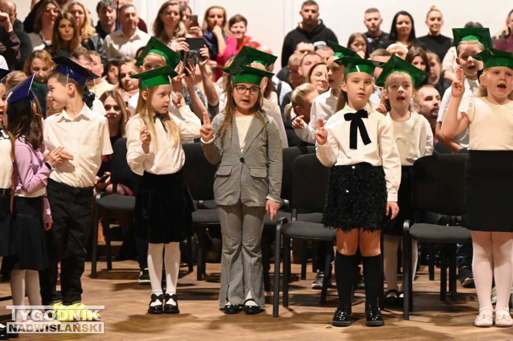 Pasowanie klas pierwszych w SP nr 10 w Tarnobrzegu