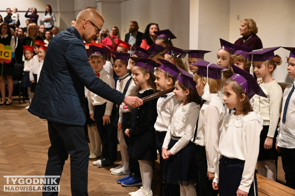 Pasowanie klas pierwszych w SP nr 10 w Tarnobrzegu