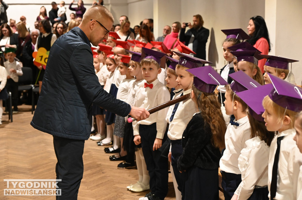 Pasowanie klas pierwszych w SP nr 10 w Tarnobrzegu