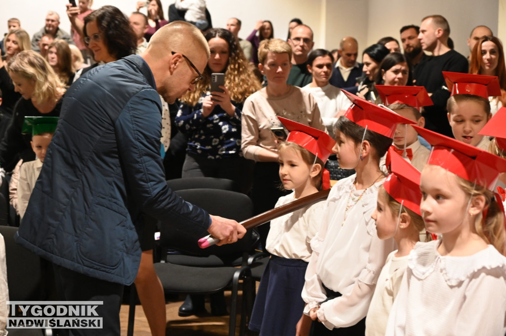 Pasowanie klas pierwszych w SP nr 10 w Tarnobrzegu