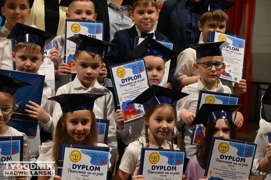 Pasowanie klas pierwszych w SP nr 10 w Tarnobrzegu