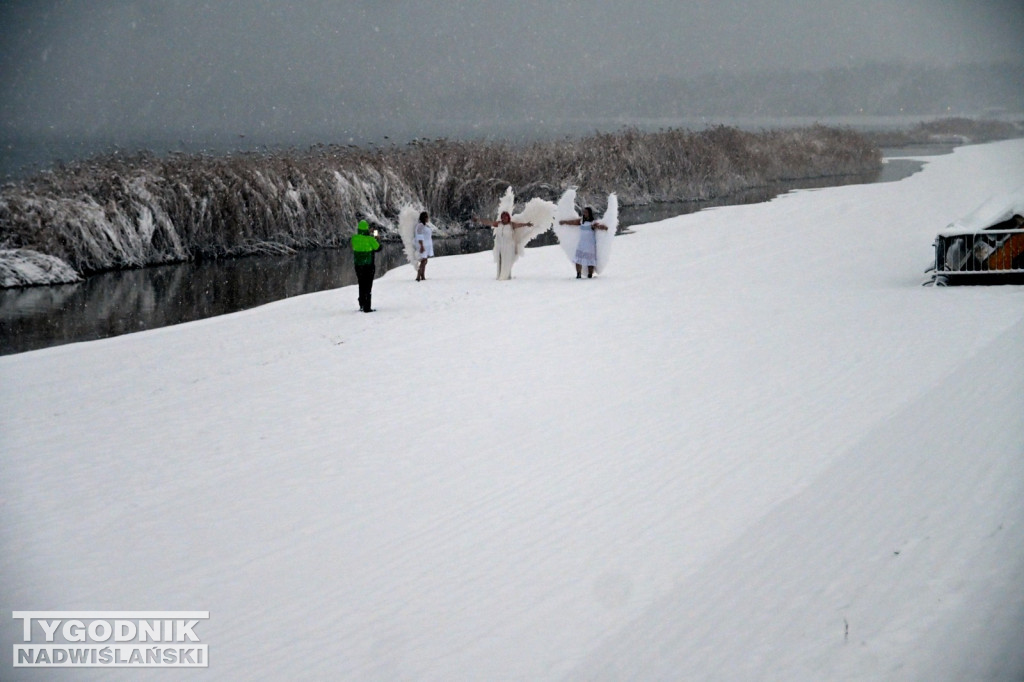Śnieżne Jezioro Aniołów nad Jeziorem Tarnobrzeskim