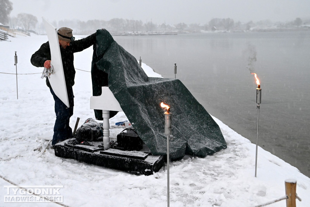 Śnieżne Jezioro Aniołów nad Jeziorem Tarnobrzeskim