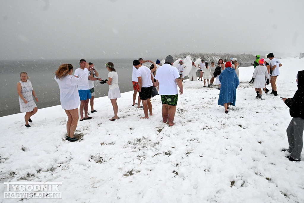 Śnieżne Jezioro Aniołów nad Jeziorem Tarnobrzeskim