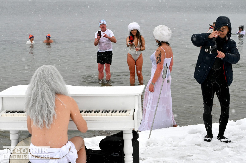 Śnieżne Jezioro Aniołów nad Jeziorem Tarnobrzeskim