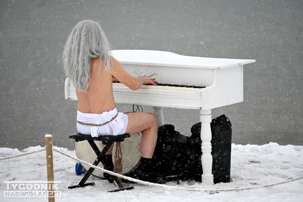 Śnieżne Jezioro Aniołów nad Jeziorem Tarnobrzeskim