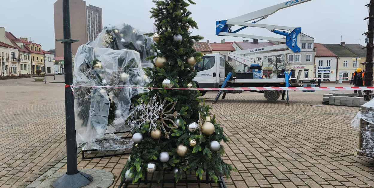 Ustawianie choinki na Pl. Bartosza Głowackiego