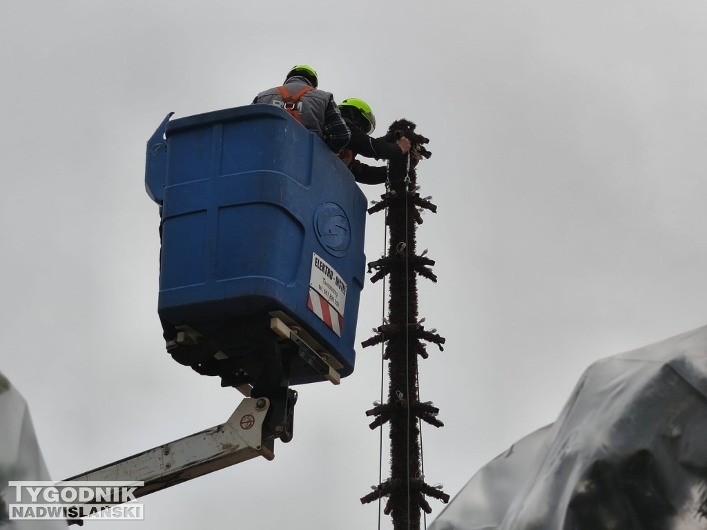 Ustawianie choinki na Pl. Bartosza Głowackiego