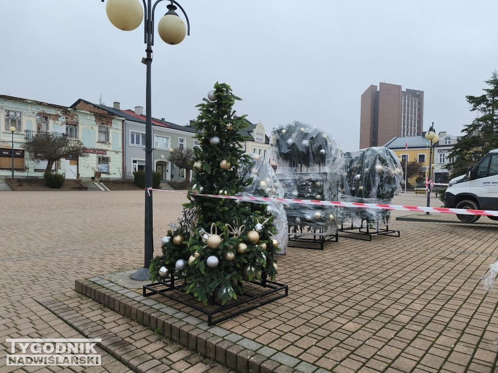 Ustawianie choinki na Pl. Bartosza Głowackiego