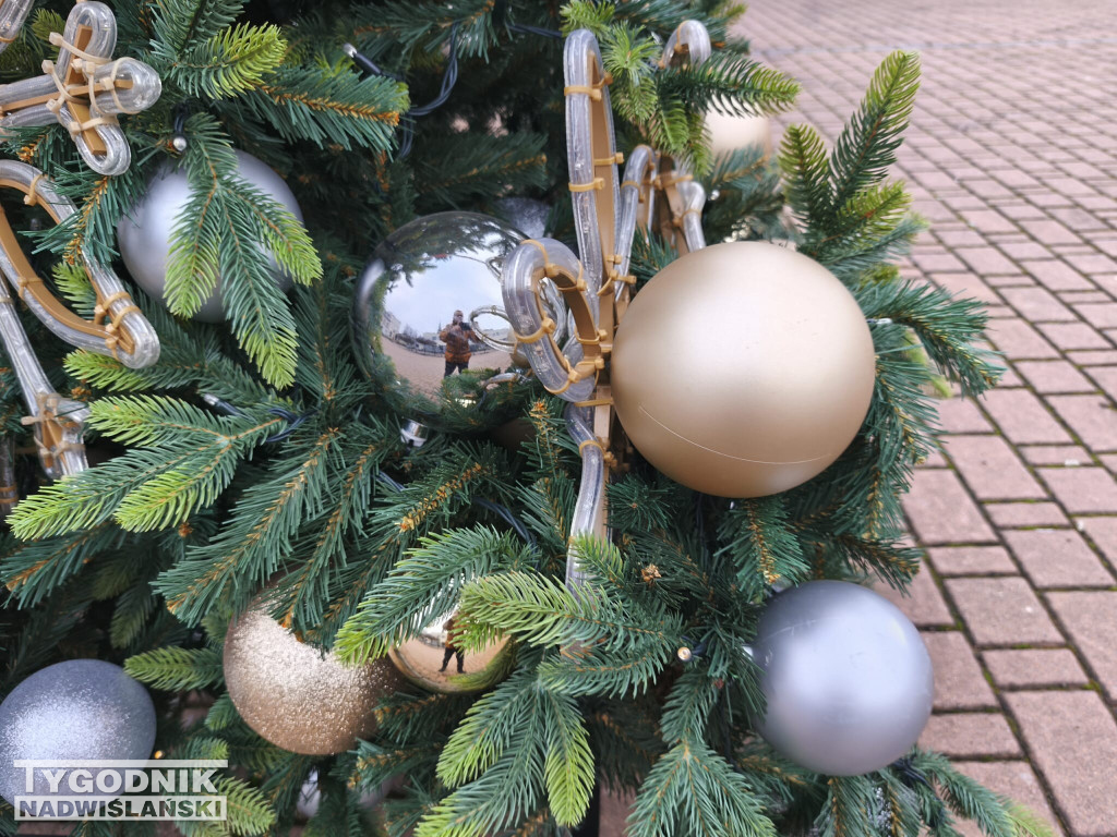 Ustawianie choinki na Pl. Bartosza Głowackiego