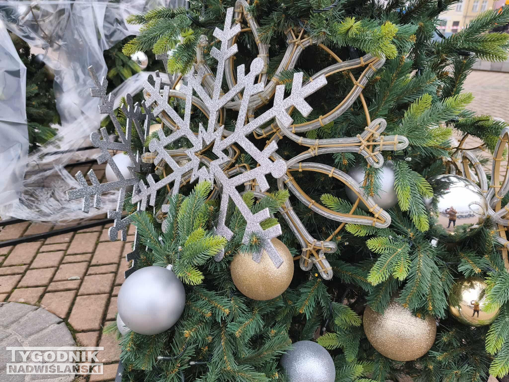 Ustawianie choinki na Pl. Bartosza Głowackiego