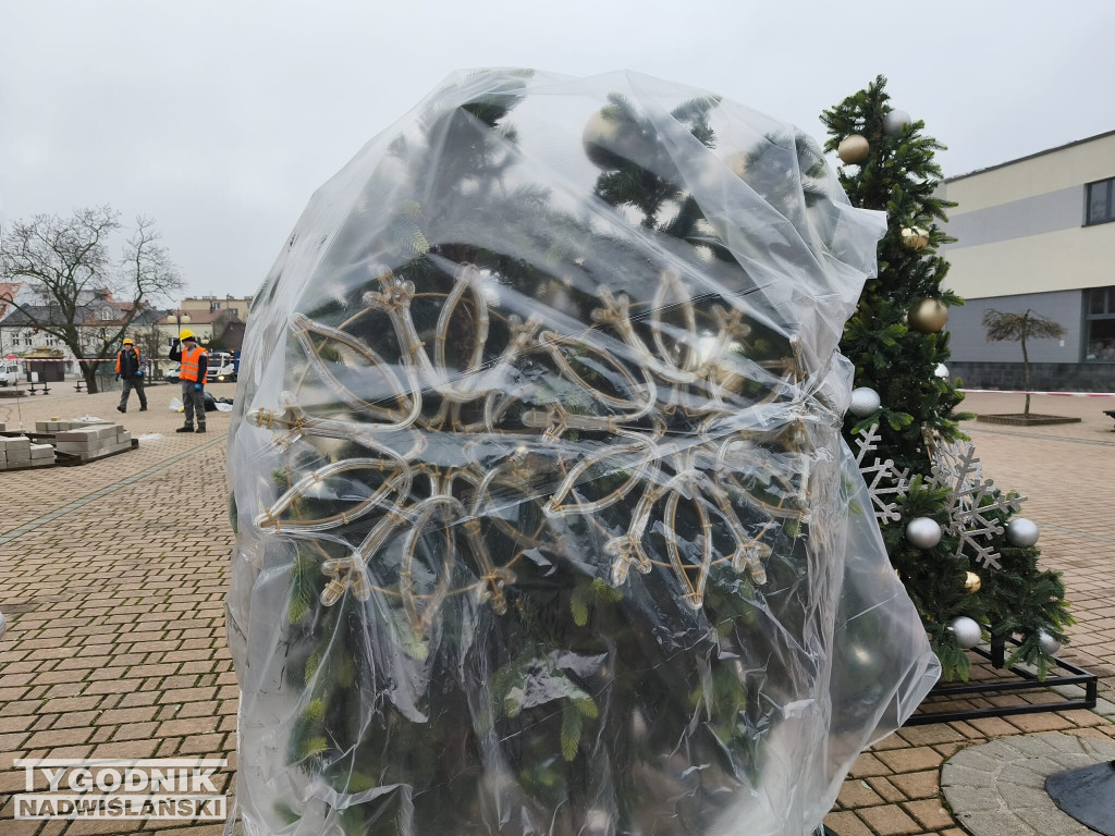 Ustawianie choinki na Pl. Bartosza Głowackiego