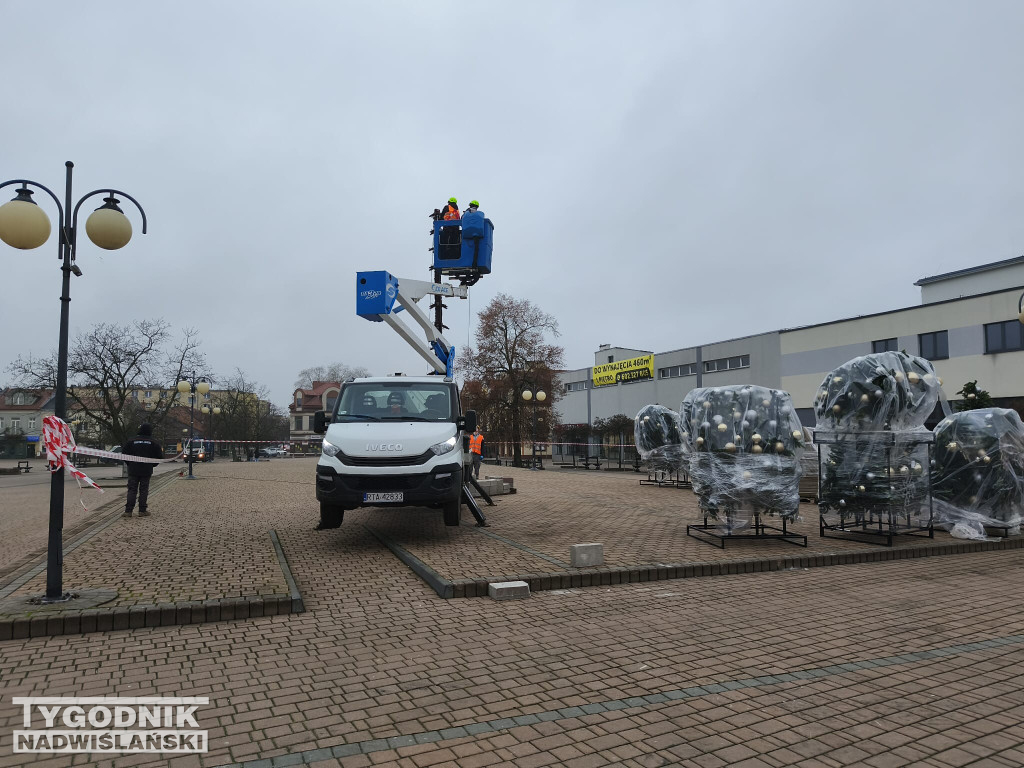 Ustawianie choinki na Pl. Bartosza Głowackiego