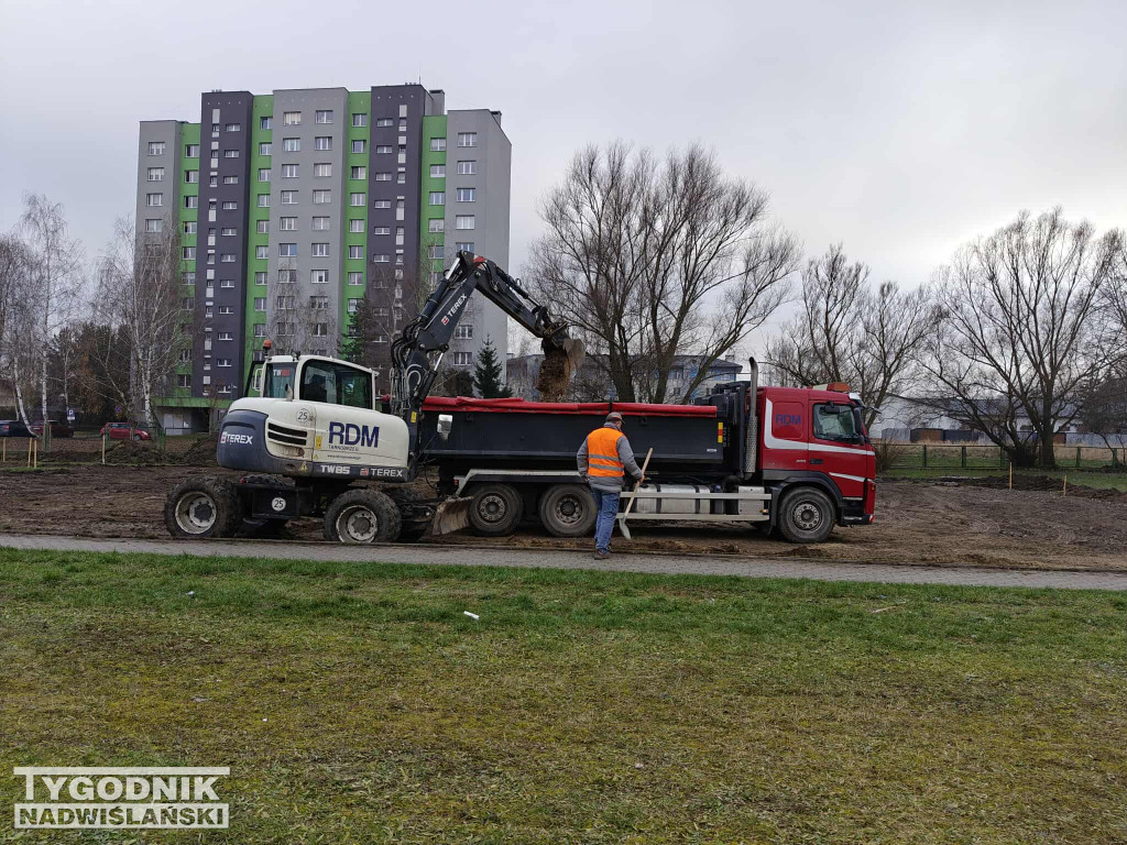 Budowa lodowiska na osiedlu Serbinów