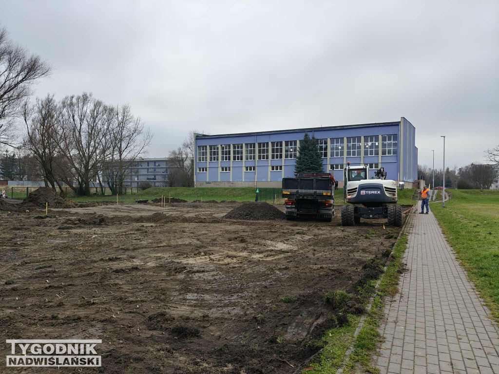 Budowa lodowiska na osiedlu Serbinów