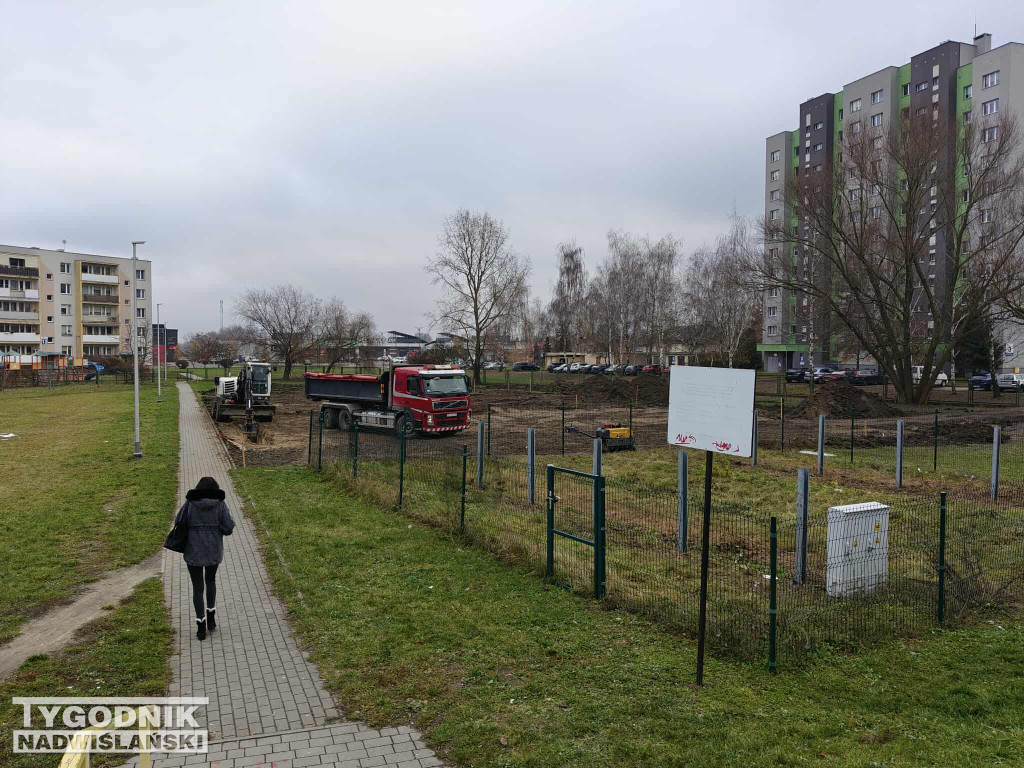 Budowa lodowiska na osiedlu Serbinów