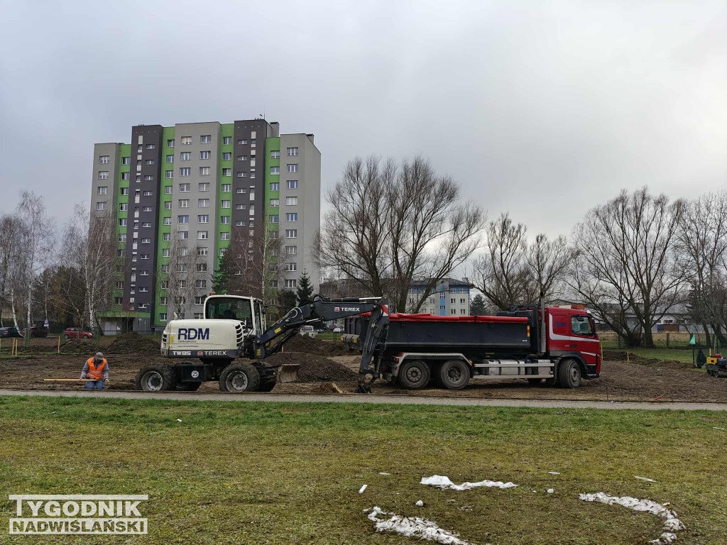 Budowa lodowiska na osiedlu Serbinów