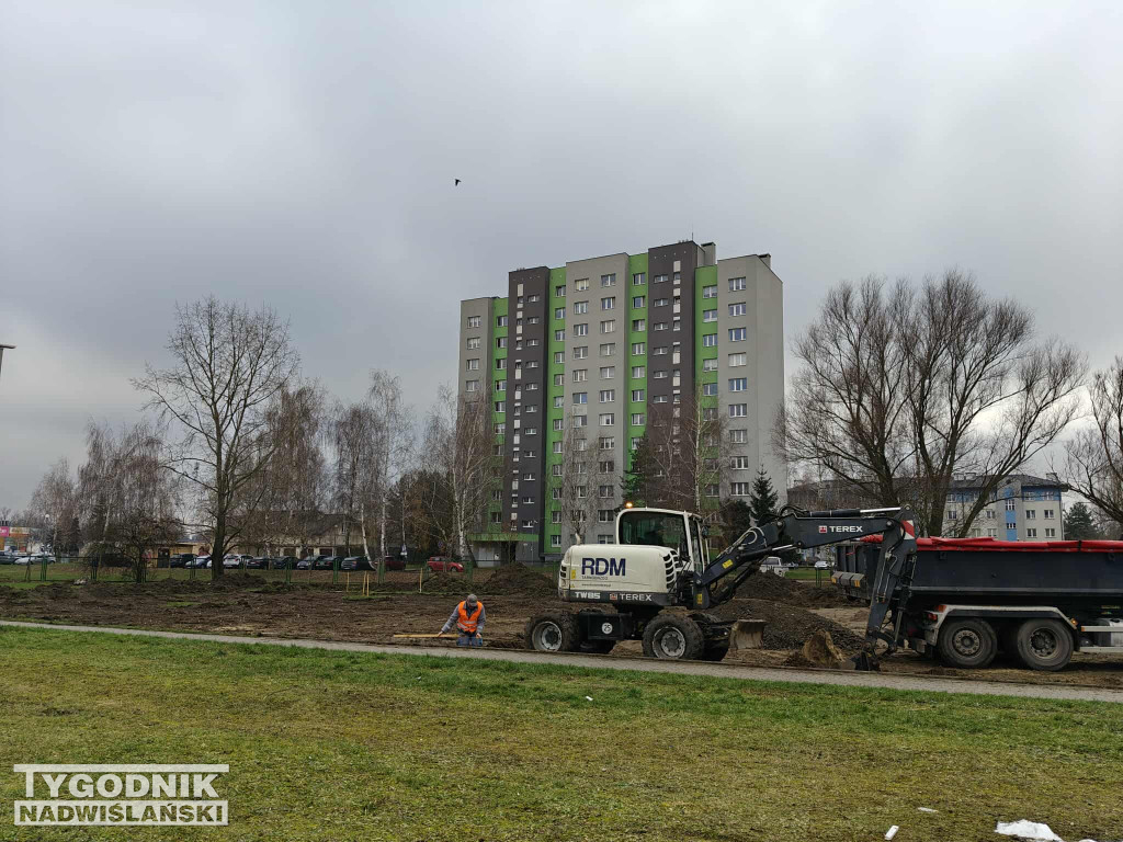 Budowa lodowiska na osiedlu Serbinów