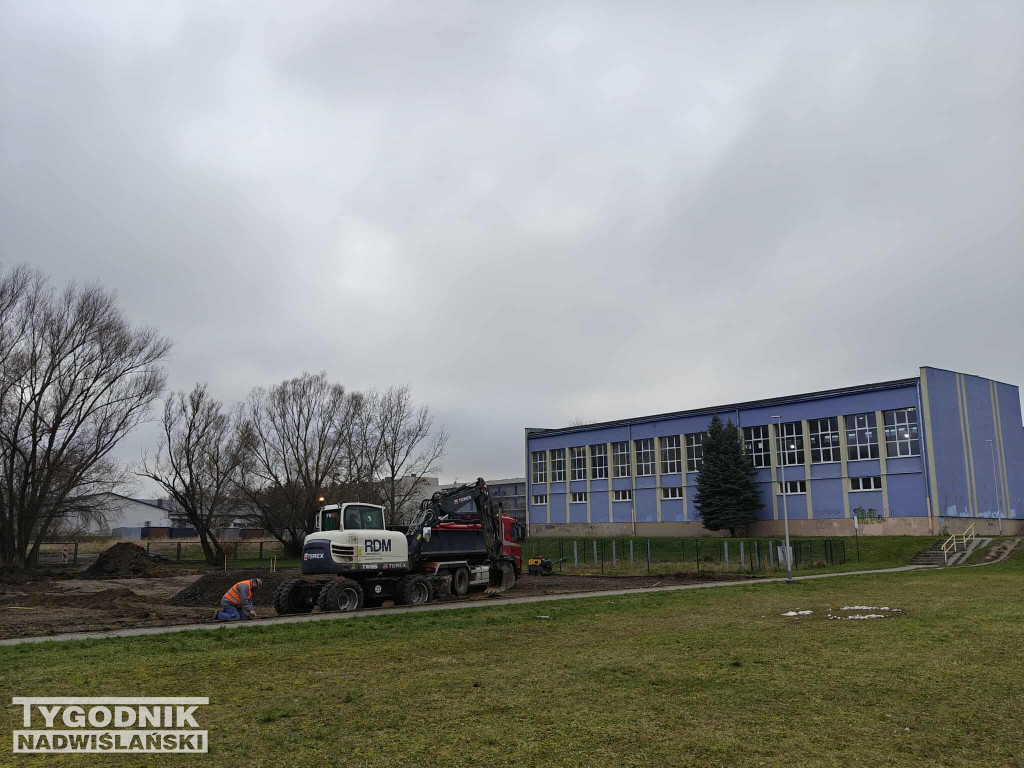 Budowa lodowiska na osiedlu Serbinów