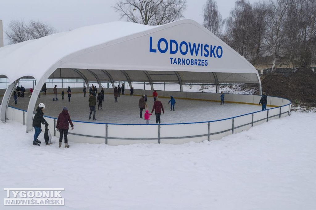 Budowa lodowiska na osiedlu Serbinów
