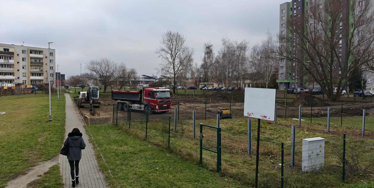 Budowa lodowiska na osiedlu Serbinów