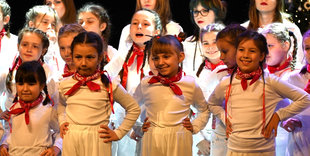 Uczniowie z Zespołu Szkół Społecznych w Tarnobrzegu nagrywają świąteczny teledysk