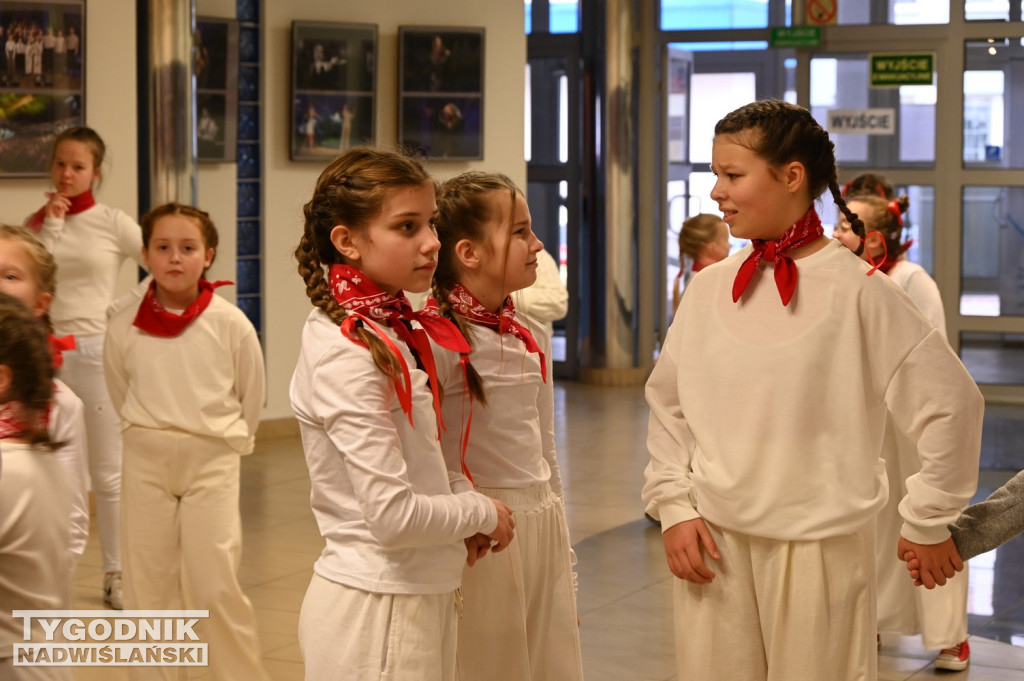 Uczniowie z Zespołu Szkół Społecznych w Tarnobrzegu nagrywają świąteczny teledysk