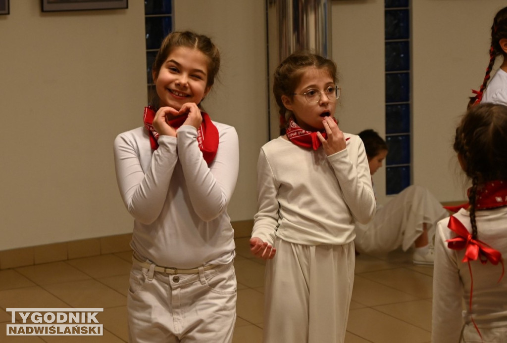 Uczniowie z Zespołu Szkół Społecznych w Tarnobrzegu nagrywają świąteczny teledysk