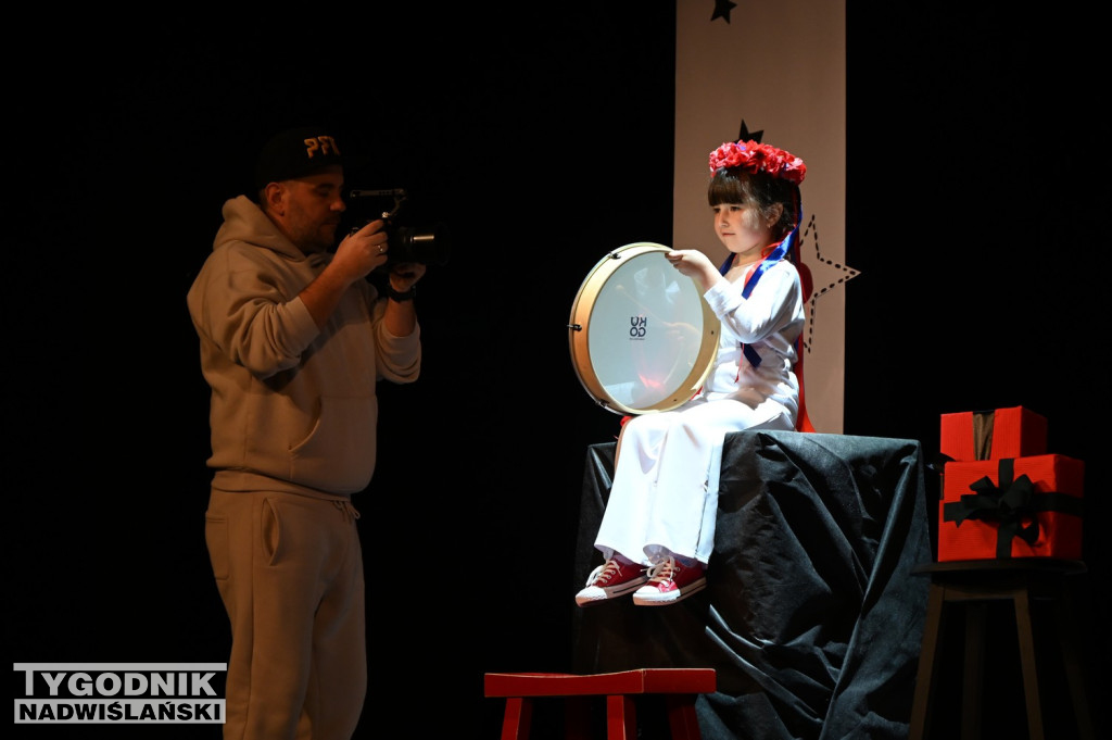 Uczniowie z Zespołu Szkół Społecznych w Tarnobrzegu nagrywają świąteczny teledysk