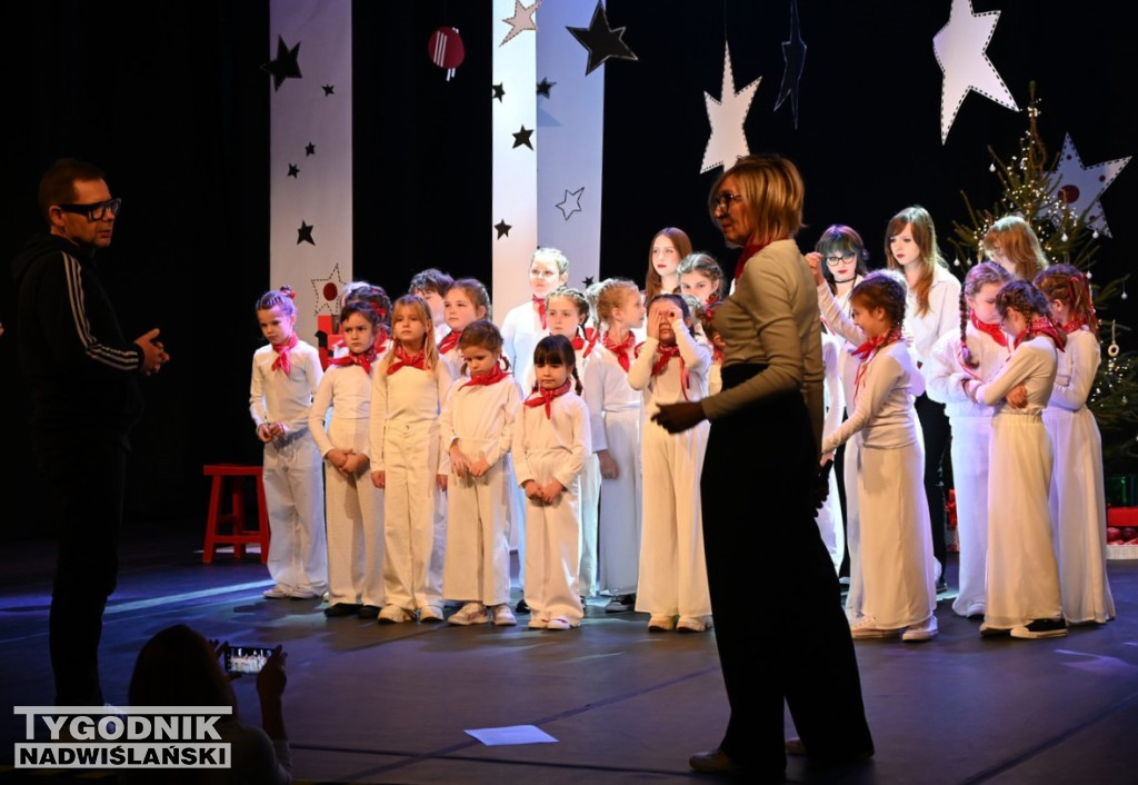 Uczniowie z Zespołu Szkół Społecznych w Tarnobrzegu nagrywają świąteczny teledysk