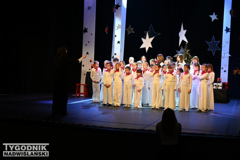 Uczniowie z Zespołu Szkół Społecznych w Tarnobrzegu nagrywają świąteczny teledysk