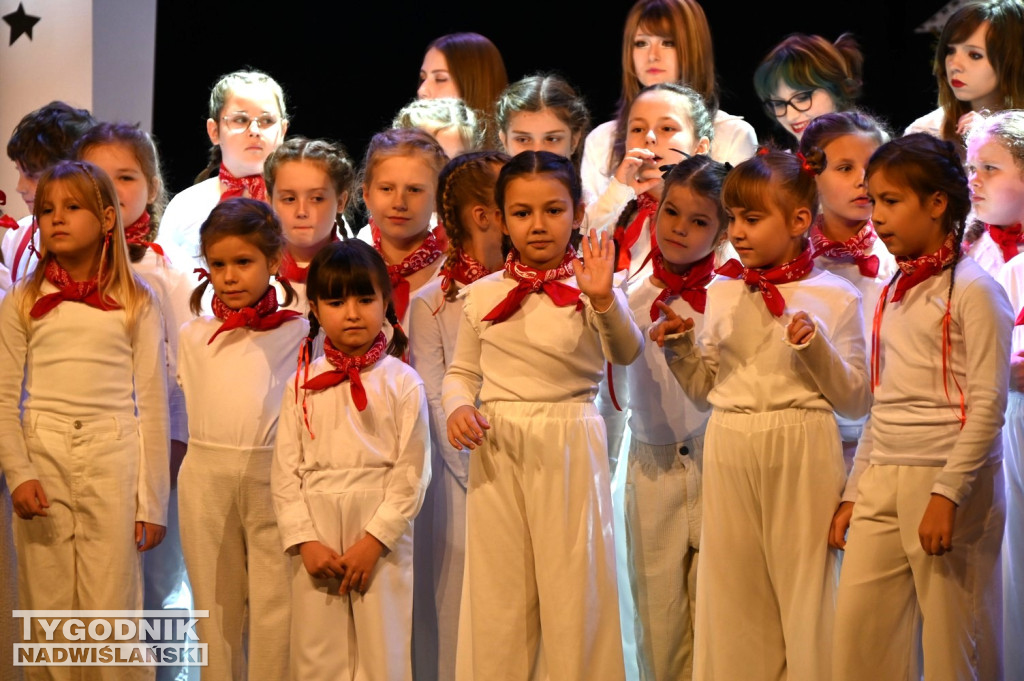 Uczniowie z Zespołu Szkół Społecznych w Tarnobrzegu nagrywają świąteczny teledysk