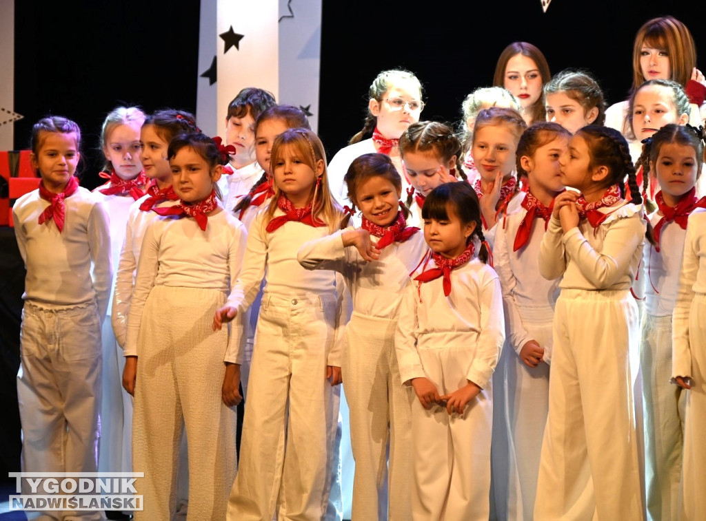 Uczniowie z Zespołu Szkół Społecznych w Tarnobrzegu nagrywają świąteczny teledysk