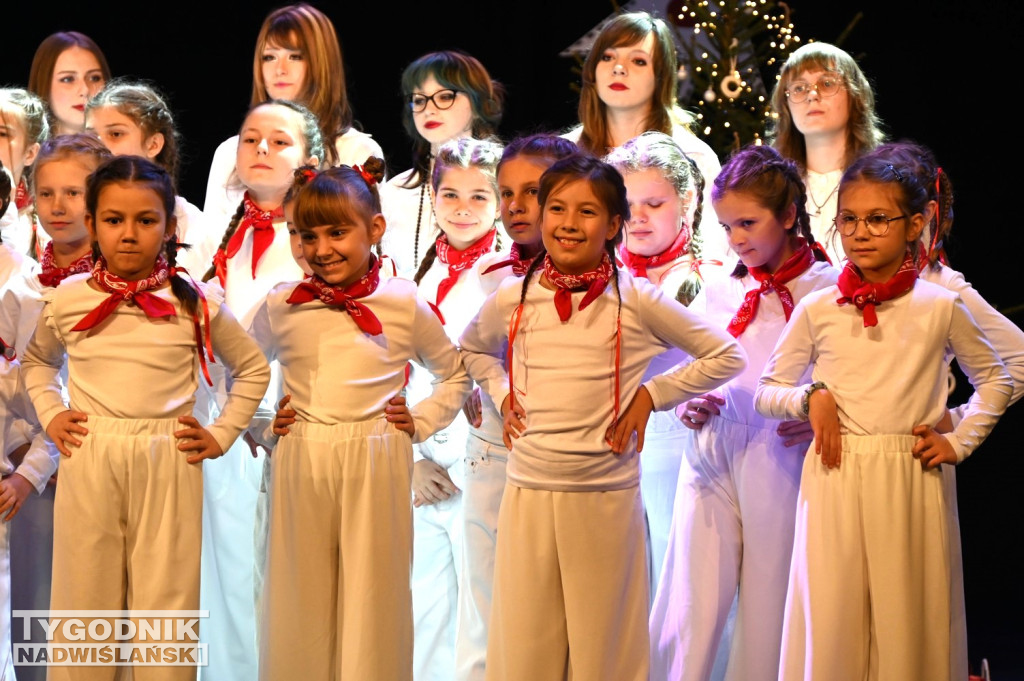Uczniowie z Zespołu Szkół Społecznych w Tarnobrzegu nagrywają świąteczny teledysk